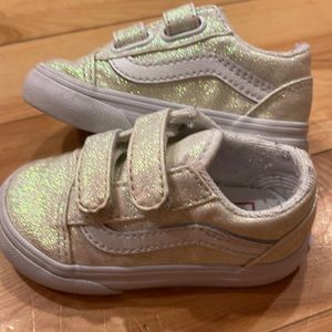 Toddler glitter old skool V double hook and loop closure. Size 5 u.s toddler.